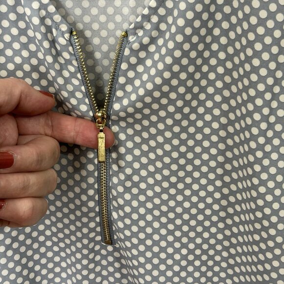 EXPRESS Satiny Polkadot Blouse SP Bluish Gray White 1/4 Zip V-Neck Cap Sleeve - Picture 5 of 9